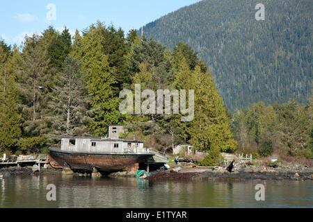 Ein Schwimmer Hausboot auf einer Insel in der Nähe von Tofino auf Vancouver Island im Clayoquot Sound Biosphäre in British Columbia Kanada Stockfoto