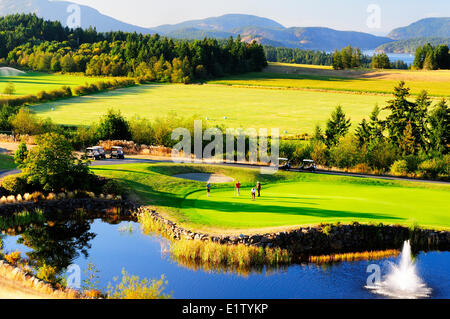 Vier Jungs Außerbetriebnahme am 18. Grün im Arbutus Ridge Golf Club in Cobble Hill, BC. Stockfoto