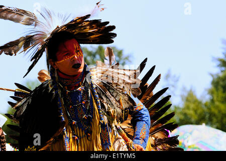 Ein First Nations Mann tanzt in der neunten jährlichen Khowutzun Warmland Intertribal Pow-Wow in Duncan, BC. Stockfoto