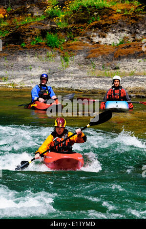 Kajakfahrer in der Nähe von Horseshoe Bend auf dem Cowichan River in der Nähe von Lake Cowichan, BC. Stockfoto