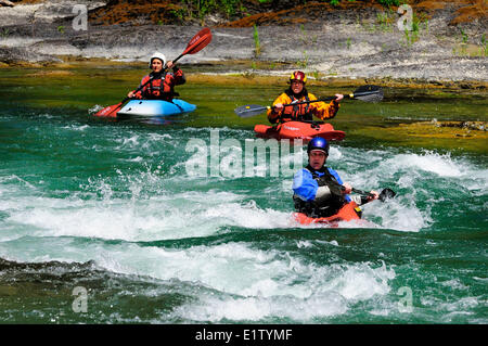 Kajakfahrer in der Nähe ein Wirbel in der Nähe von Horseshoe Bend auf dem Cowichan River in der Nähe von Lake Cowichan, BC. Stockfoto