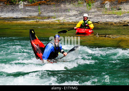 Ein Kajakfahrer gefangen in ein Wirbel in der Nähe von Horseshoe Bend auf dem Cowichan River in der Nähe von Lake Cowichan, BC. Stockfoto