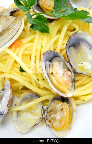 traditionelle italienische Küche komponiert von Spaghetti Pasta und Meeresfrüchte Muscheln Stockfoto