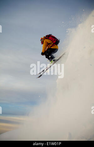 Ein männlicher Backcountry Skifahrer Tropfen eine Klippe während, Skitouren, Sol Berg, Monashee Backcountry, Revelstoke, BC Stockfoto