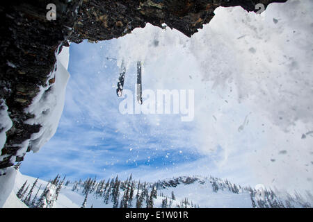 Ein männlicher Backcountry Skifahrer Tropfen eine Klippe während, Skitouren, Sol Berg, Monashee Backcountry, Revelstoke, BC Stockfoto