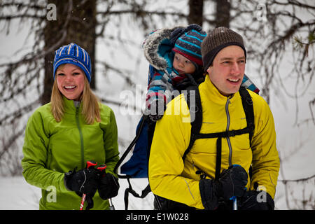 Ein Vater und ein neugeborener Junge gehen für eine Schneeschuhwanderung am Peter Lougheed Provincial Park, Kananaskis, AB Stockfoto