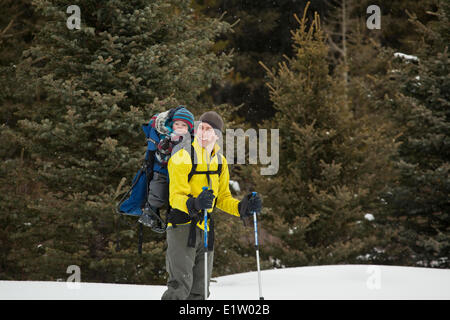 Ein Vater und ein neugeborener Junge gehen für eine Schneeschuhwanderung am Peter Lougheed Provincial Park, Kananaskis, AB Stockfoto