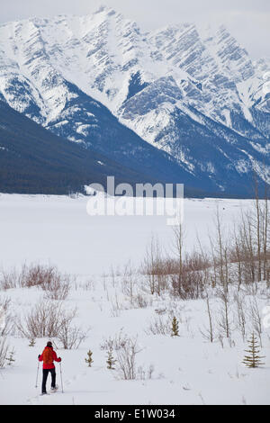 Eine junge Asiatin Schneeschuhwandern in der Nähe von Spray Seen, Kananaskis, AB Stockfoto