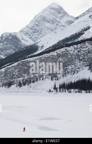 Eine junge Asiatin Schneeschuhwandern in der Nähe von Spray Seen, Kananaskis, AB Stockfoto