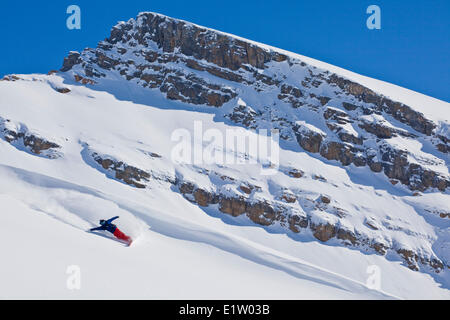 Eine männliche Einsatzbereich sprüht eine Wende im Eisfall Lodge, Canadian Rockies, Golden, BC Stockfoto