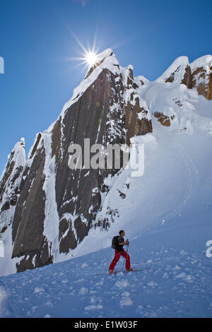 Eine männliche Einsatzbereich touring auf einem Gletscher, Eisfall Lodge, Canadian Rockies, Golden, BC Stockfoto