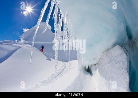 Ein Einsatzbereich touring stark spaltenreichen Gletscher am Eisfall Lodge, Canadian Rockies, Golden, BC Stockfoto