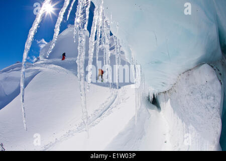 Backcountry Skifahrer und ein Einsatzbereich Touring bis stark spaltenreichen Gletscher am Eisfall Lodge, Canadian Rockies, Golden, BC Stockfoto