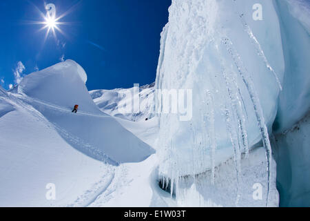 Backcountry Ski touring stark spaltenreichen Gletscher am Eisfall Lodge, Canadian Rockies, Golden, BC Stockfoto