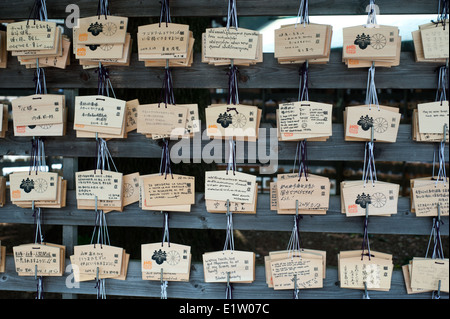 Tokyo Japan 2014 - hölzerne Gebet Tabletten auf ein japanischer Schrein Stockfoto