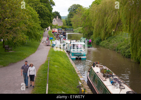 Wochenende-Aktivität auf dem Kennet und Avon Kanal bei Bathampton Somerset England UK Stockfoto