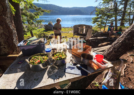 Kajakfahrer Vorbereitung Abendessen in Freiheit Punkt lesen Insel befindet sich zwischen Quadra und Cortes Island, British Columbia, Kanada Stockfoto