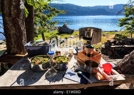 Kajakfahrer Vorbereitung Abendessen in Freiheit Punkt lesen Insel befindet sich zwischen Quadra und Cortes Island, British Columbia, Kanada Stockfoto