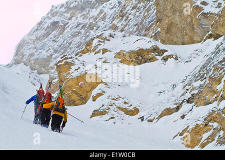 Drei männliche Backcountry Skifahrer Bootpack einen steilen und begehen Linie auf Mt. Chester, Kananaskis, AB Stockfoto