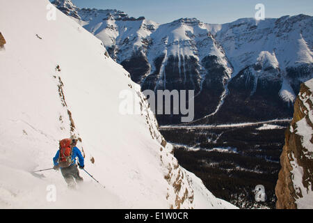 Ein männlicher Backcountry Tele Skifahrer senkt sich eine Coulior auf Mt. Patterson, Icefields Parkway, Banff, AB Stockfoto