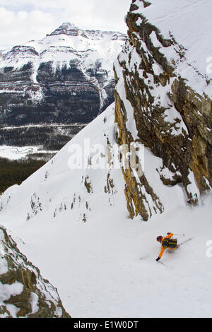 Ein männlicher Backcountry Skifahrer auf Tele Ski Tropfen in einem steilen Couloir entlang des Icefields Parkway, Banff National Park, AB Stockfoto