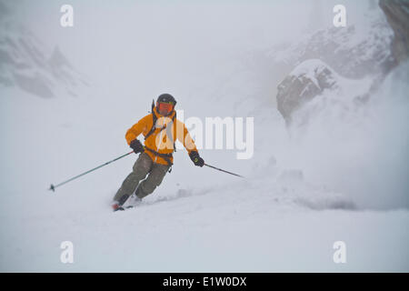 Eine männliche Backcountry Telemark Skifahrer Köpfe auf einem steilen Couloir in Spray Seen, Kananaskis, in der Nähe von Canmore AB Stockfoto