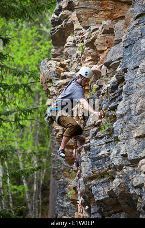 Eine männliche Kletterer Klettern am Begbie Bluffs, Revelstoke, BC Stockfoto