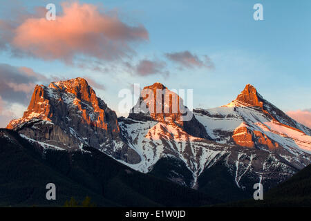 Die drei-Schwestern-Gipfel bei Sonnenaufgang, Canmore, Alberta, Kanada Stockfoto