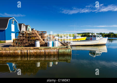 Hummerfallen und Angelboote/Fischerboote, Französisch Fluss Wharf, Prince Edward Island, Canada Stockfoto