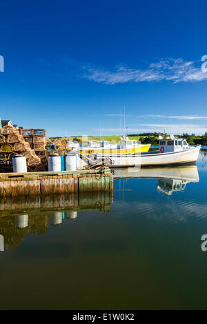 Hummerfallen und Angelboote/Fischerboote, Französisch Fluss Wharf, Prince Edward Island, Canada Stockfoto