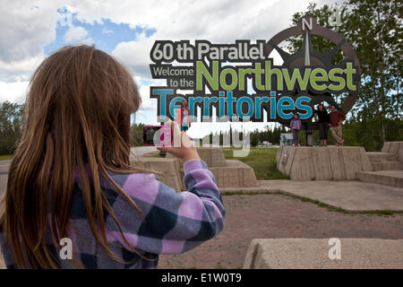 Junge Mädchen Fotos Familie an der 60. Parallel Grenze der Nordwest-Territorien, Kanada. Stockfoto