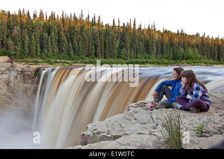 Junge Mädchen genießt Blick auf Alexandra Falls, Nordwest-Territorien, Kanada Stockfoto