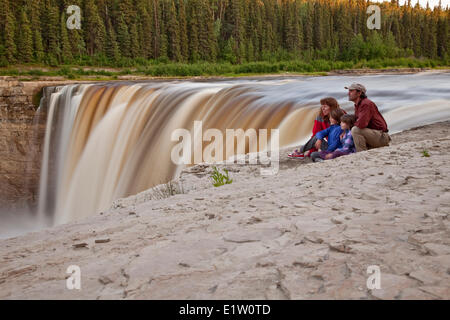 Junge Familie genießt Blick auf Alexandra Falls, Nordwest-Territorien, Kanada Stockfoto