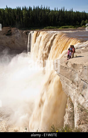 Junge Familie genießt Blick auf Alexandra Falls, Nordwest-Territorien, Kanada Stockfoto