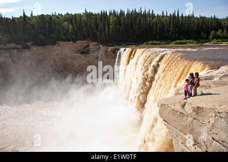 Junge Familie genießt Blick auf Alexandra Falls, Nordwest-Territorien, Kanada Stockfoto