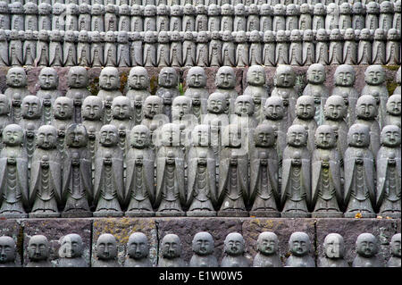 Zahlreiche Jizo-Statuen am Eingang des Hasedera-Tempel in Kamakura, Japan Stockfoto