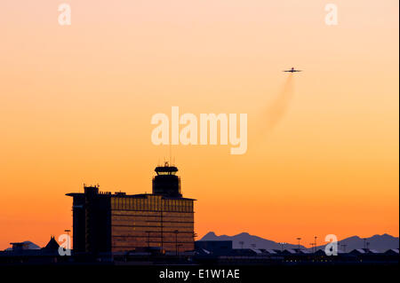 Kontrollturm und ausgehenden Flugzeuge, Vancouver International Airport. Stockfoto