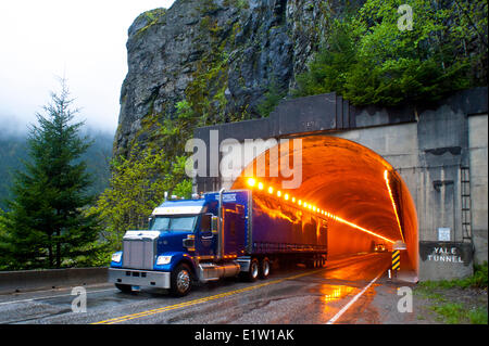 Natrium-Dampf-Leuchten verwendet, um einen Tunnel zu beleuchten. Stockfoto