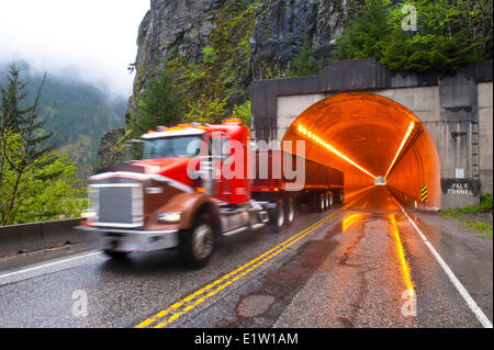 Natrium-Dampf-Leuchten verwendet, um einen Tunnel zu beleuchten. Stockfoto