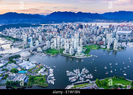 Vancouver mit False Creek im Vordergrund. Stockfoto