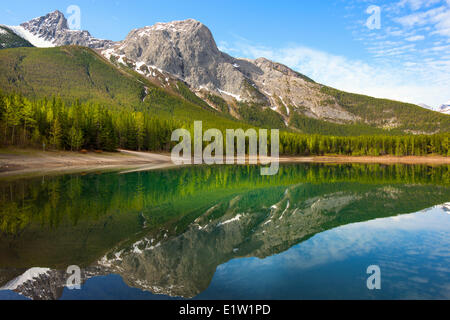 Berge spiegeln sich in Keil Teich, Kananaskis Provincial Park, Alberta, Kanada Stockfoto