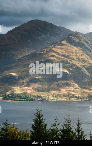 Portraitbild der Berge von Kintail mit Loch Duich in den Vordergrund (westlichen Highlands von Schottland). Stockfoto