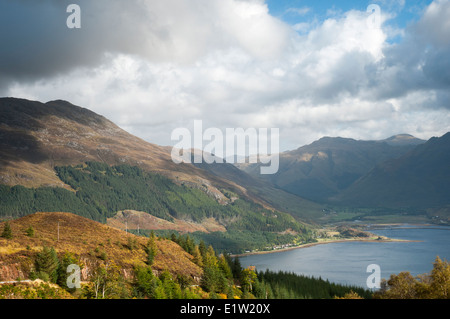 Landschaftsbild der Berge von Kintail mit Loch Duich in den Vordergrund (westlichen Highlands von Schottland). Stockfoto