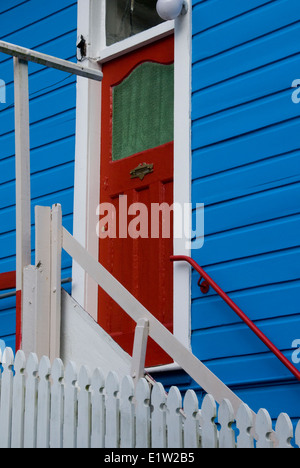 Blaues Haus mit roten Tür, Holloway Road, Te Aro, Wellington New Zealand Stockfoto