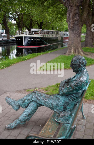 Skulptur irischen Dichter Patrick Kavanagh (1904-1967) liegt am Ufer des Grand Canal Dublin in der Nähe Baggot Street Bridge Dublin Stockfoto