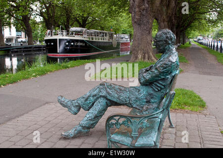 Skulptur irischen Dichter Patrick Kavanagh (1904-1967) liegt am Ufer des Grand Canal Dublin in der Nähe Baggot Street Bridge Dublin Stockfoto