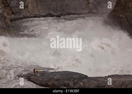 Paar genießen Sie Blick auf die Sluicebox, Virginia Falls, Nahanni National Park zu bewahren, NWT, Kanada. Stockfoto