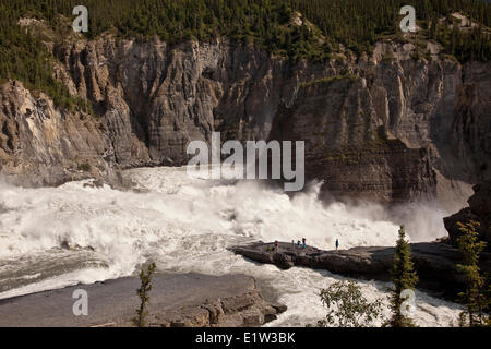 Gruppe von Menschen genießen Sie Blick auf Sluicebox, Virginia Falls Nahanni National Park zu bewahren, NWT, Kanada. Stockfoto