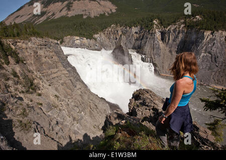 Frau genießt Aussicht auf Virginia Falls Nahanni National Park zu bewahren, NWT, Kanada. Stockfoto