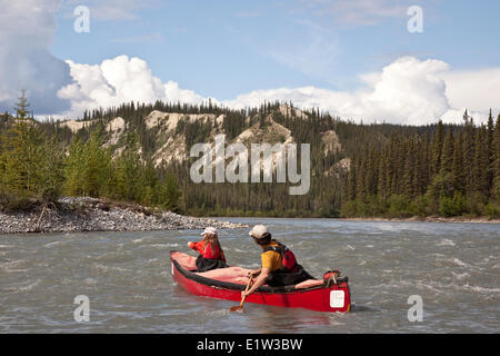 Vater und Tochter Kanu auf Nahanni River Nahanni National Park zu bewahren, NWT, Kanada. Stockfoto